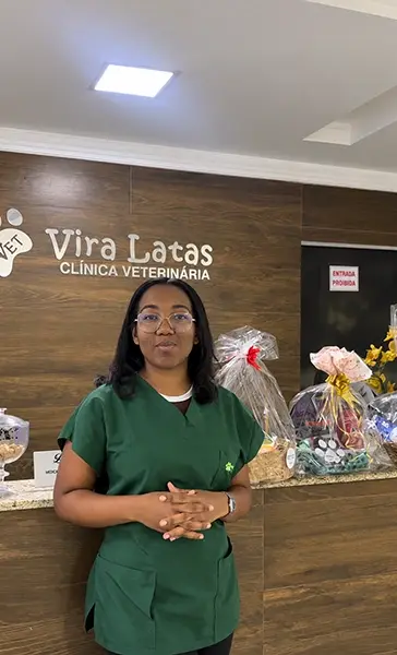 Recepcionista da Vira Latas no balcão de atendimento